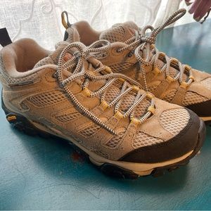 Merrell Women’s Sz 9 Hiking Shoes